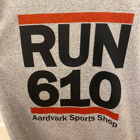 Run 610 Aardvark Sports Shop T-shirt - Picture 2 of 4